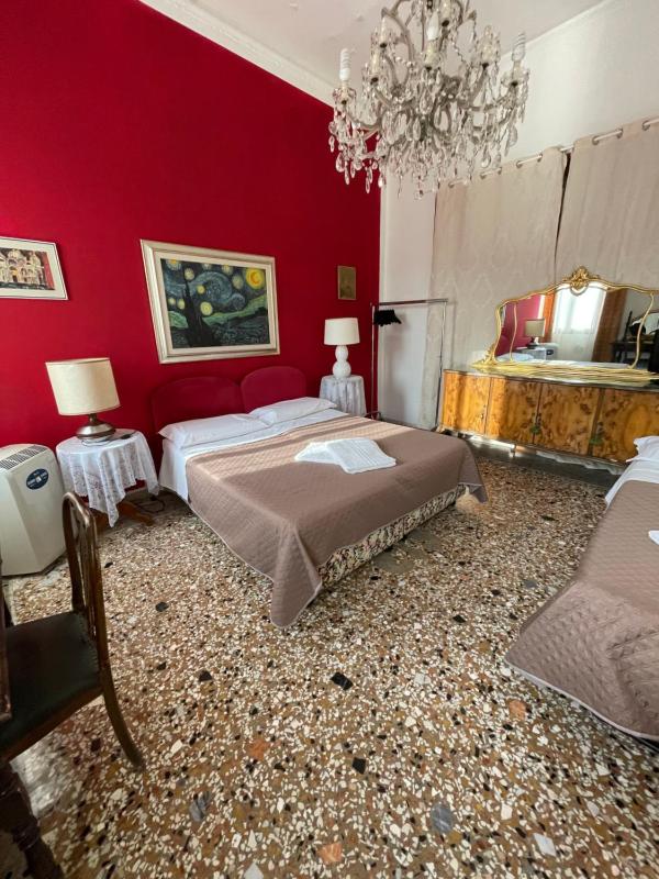 Triple Room with Canal View Shared Bathroom image 2