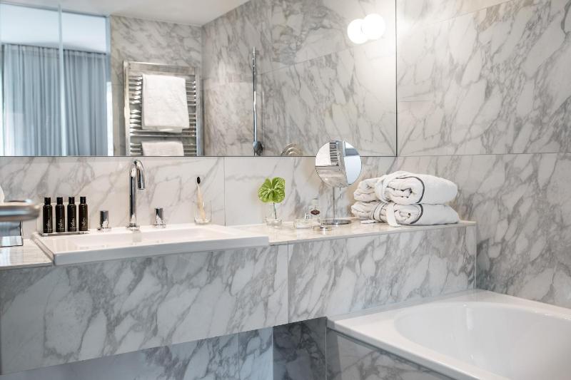 Deluxe Double Room image 3