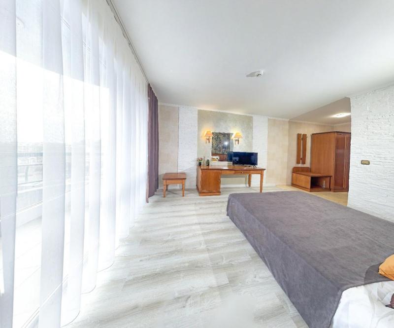 Double Room with Balcony image 4