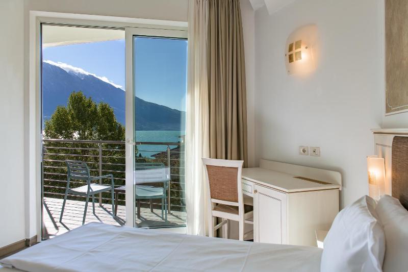 Twin Room with Lake View image 4
