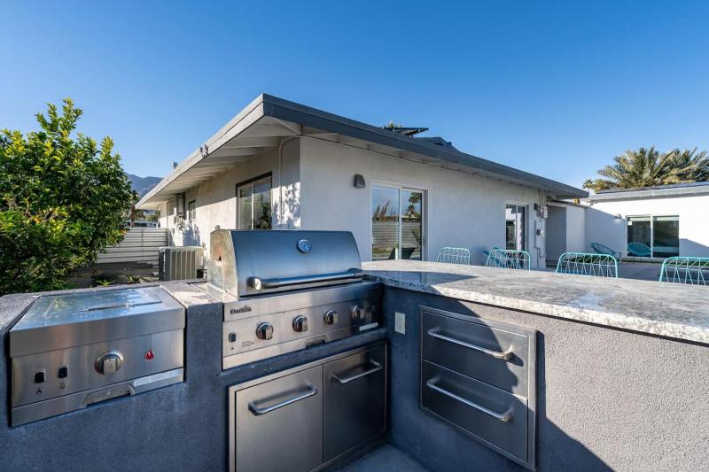 Villa Mosaic Vibrant Palm Springs Retreat - image 17