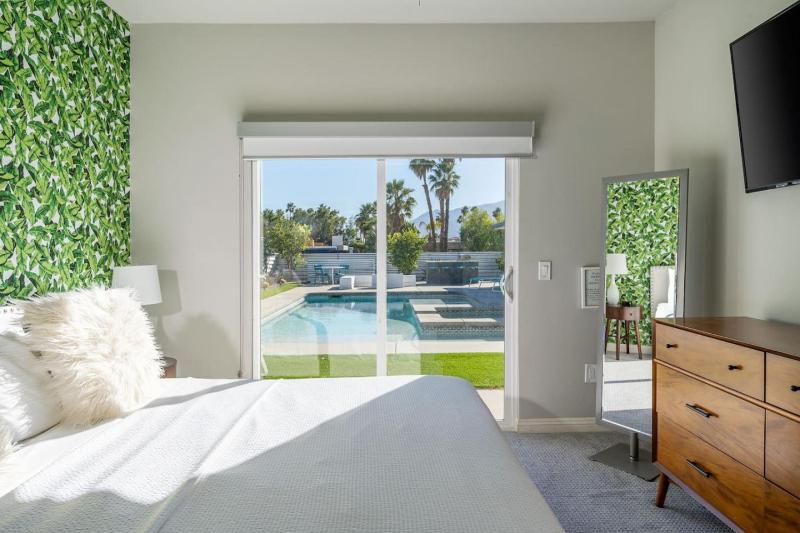 Villa Mosaic Vibrant Palm Springs Retreat - image 16