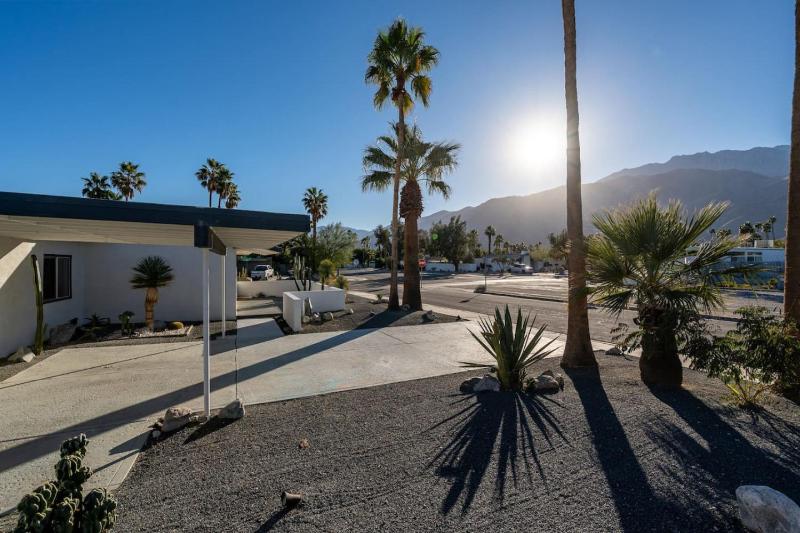 Villa Mosaic Vibrant Palm Springs Retreat - image 12