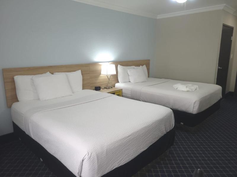 Queen Room with Two Queen Beds - Non-Smoking image 3