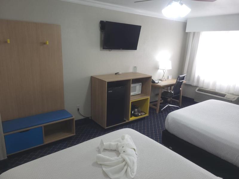 Queen Room with Two Queen Beds - Non-Smoking image 4