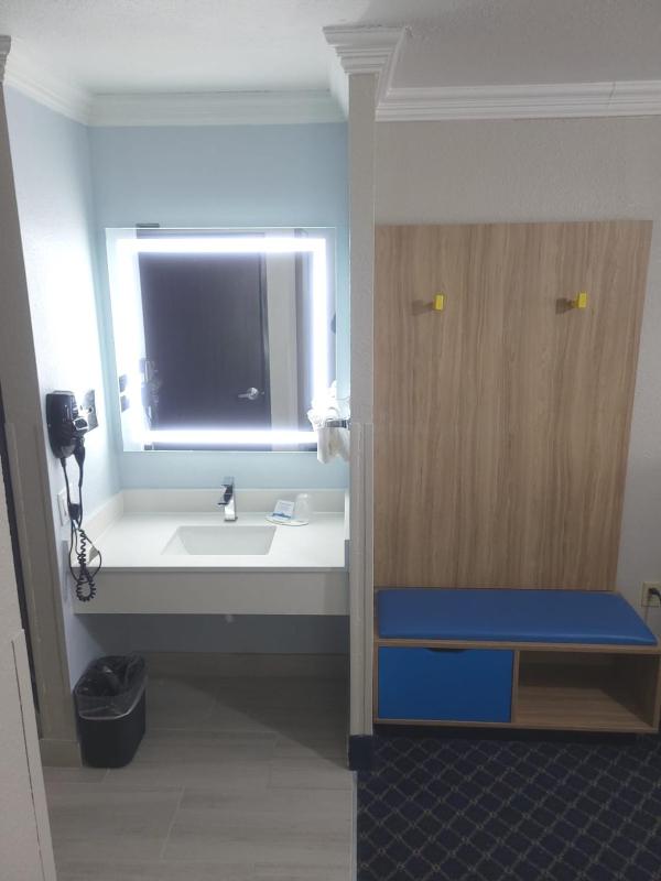 King Room with Roll-In Shower - Mobility/Hearing Accessible - Non-Smoking image 4