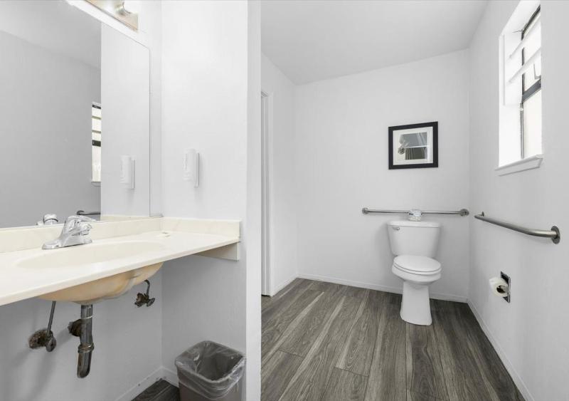King Room - Disability Access - Non-Smoking image 3