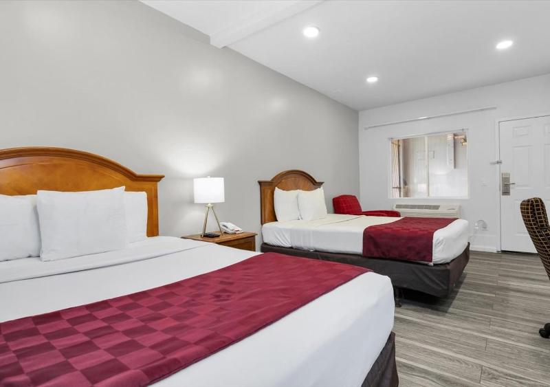 Queen Room with Two Queen Beds - Non-Smoking image 2