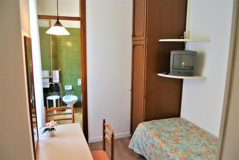 Small Single Room image 3