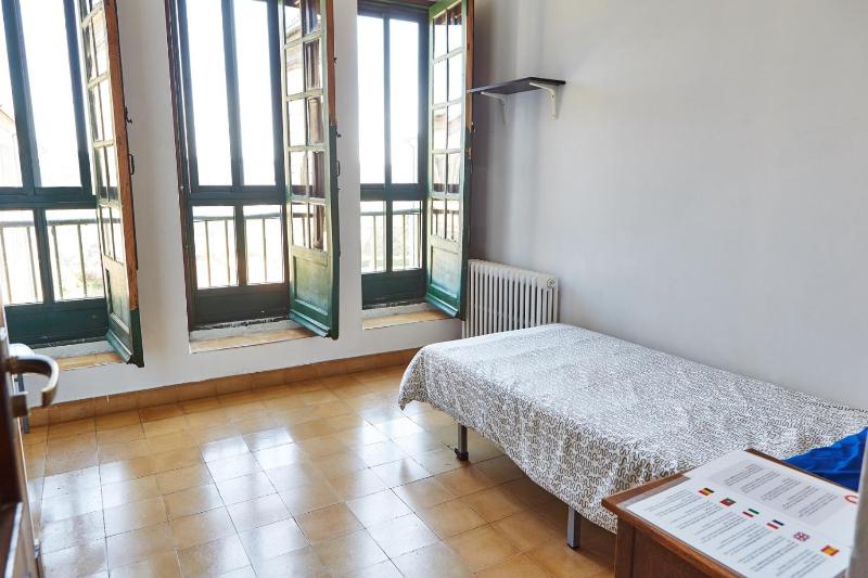 Standard Single Room with Shared Bathroom image 1