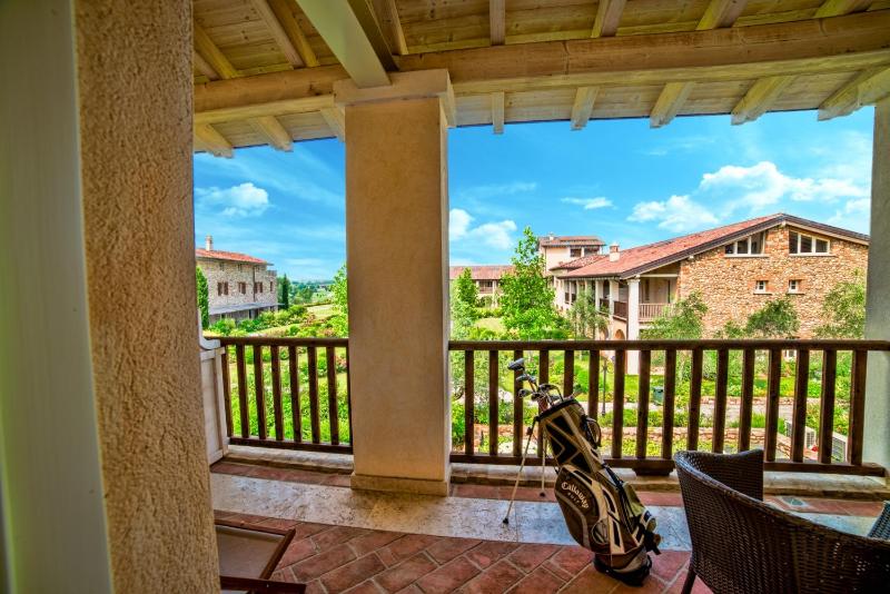 One-Bedroom Apartment with Garden View image 3