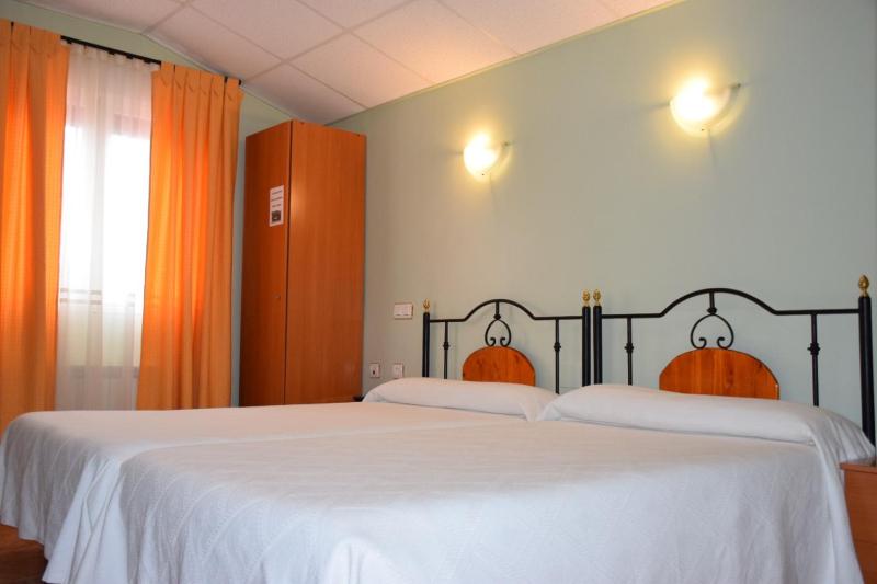 Twin Room image 4