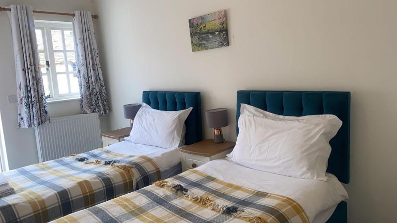 Twin Room image 4