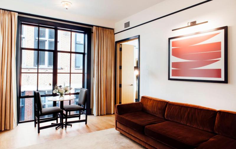Deluxe King Room image 4