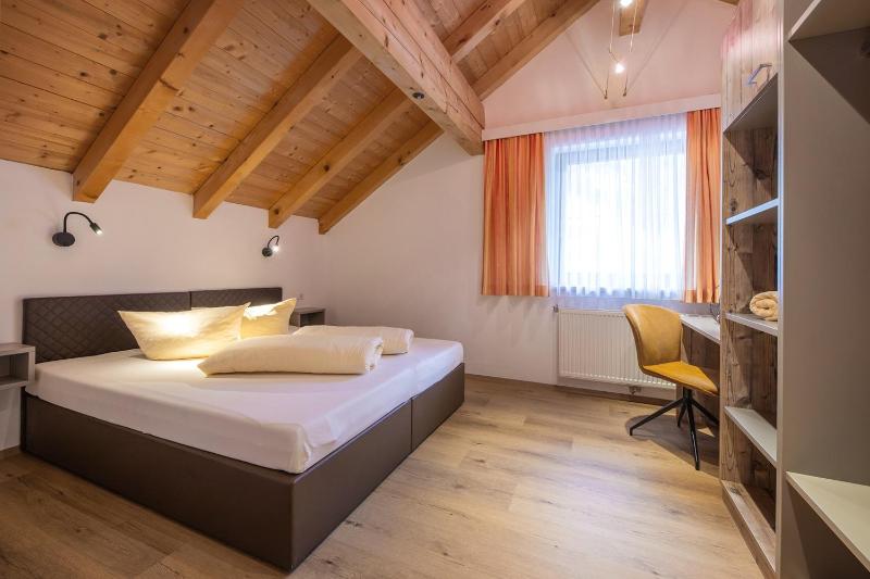 Three-Bedroom Apartment with Terrace or Balcony image 4