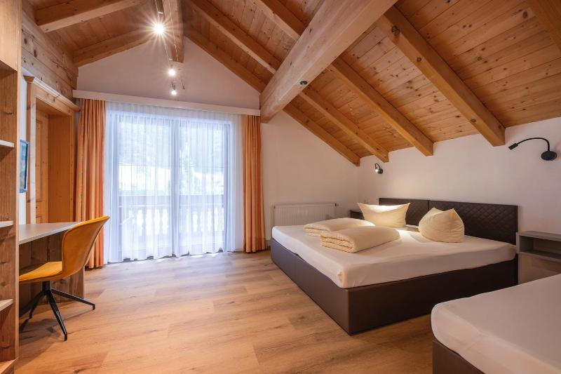 Three-Bedroom Apartment with Terrace or Balcony image 3