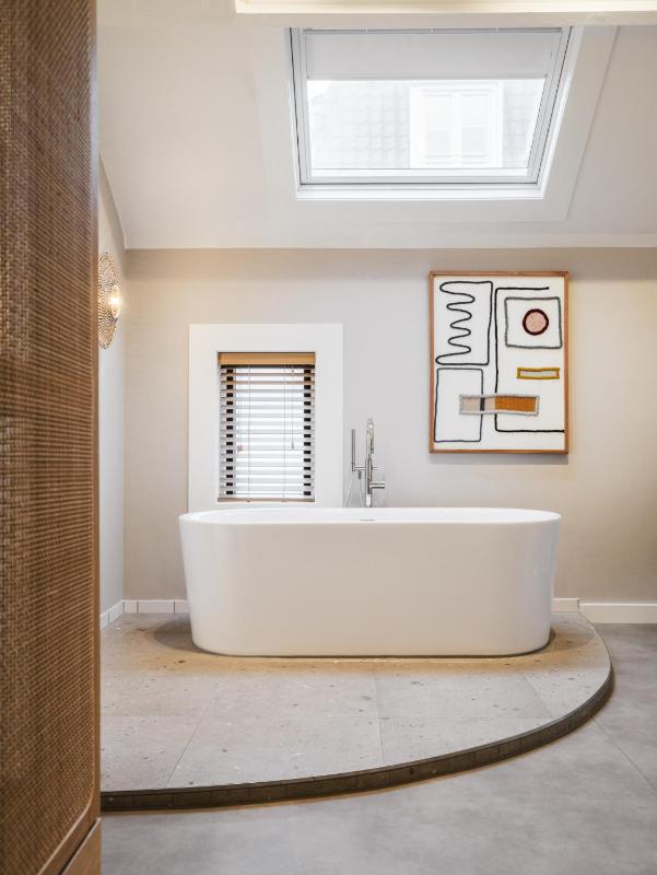 Deluxe Double Room with Balcony image 3