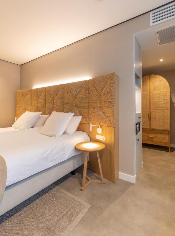 Double Room with Balcony image 2