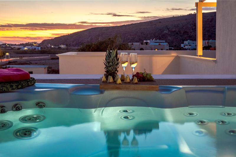 One-Bedroom Apartment with Outdoor Jacuzzi image 1