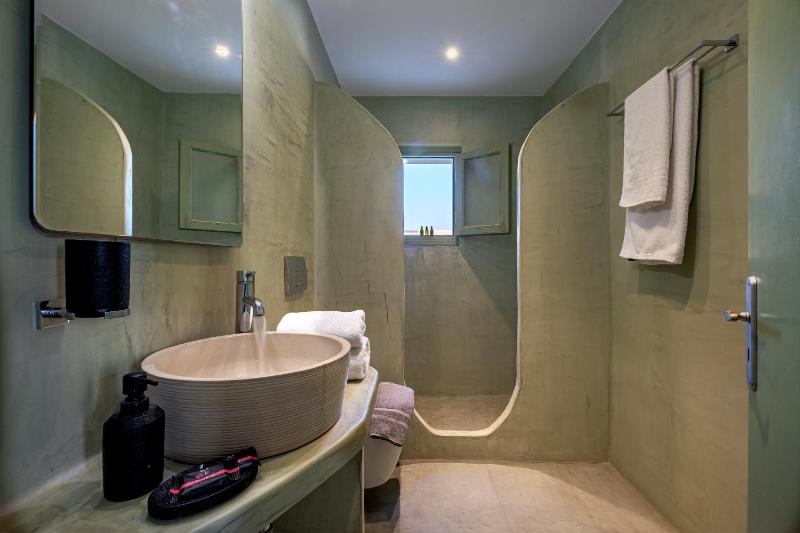 One-Bedroom Apartment with Outdoor Jacuzzi image 4