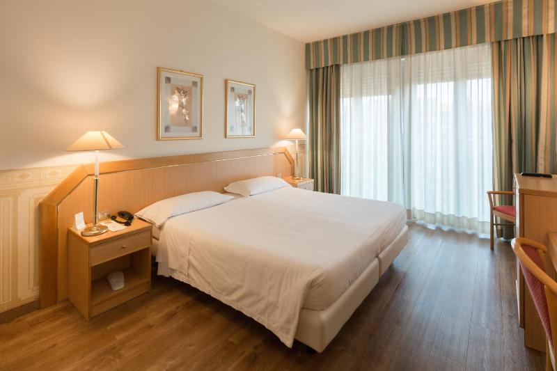 Double or Twin Room image 2