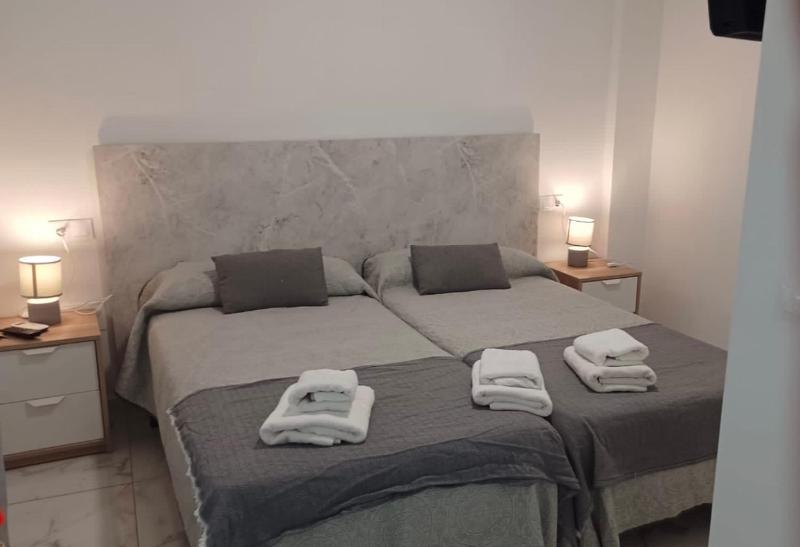 Twin Room with Private Bathroom image 1