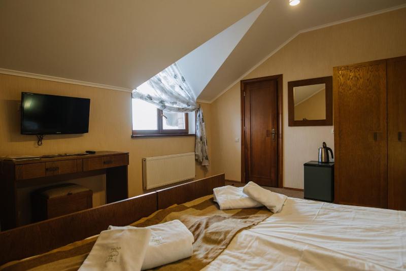 Standard Twin Room image 3