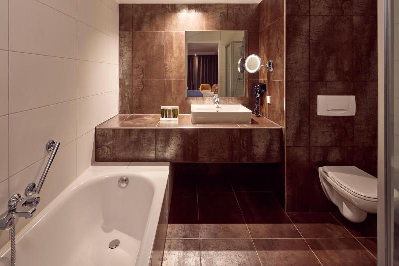 Comfort Twin Room with Private Bathroom image 3