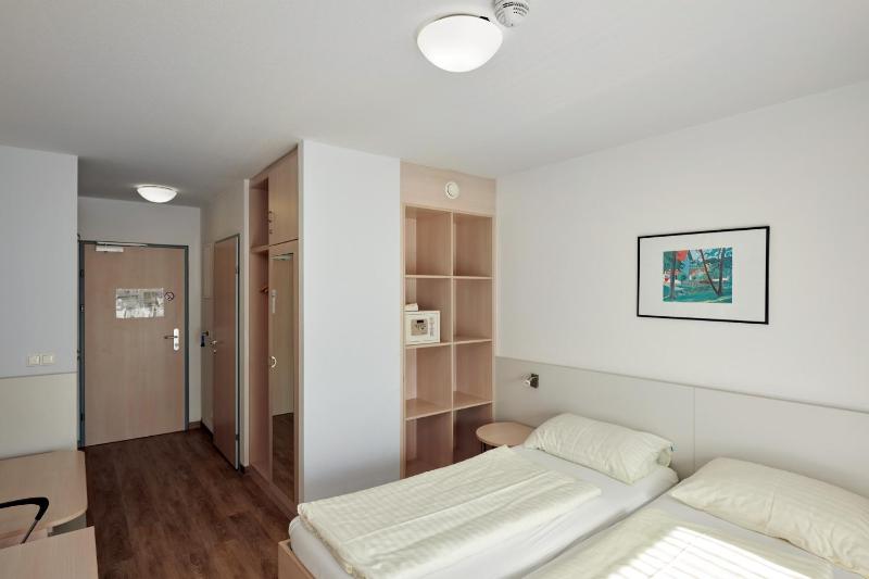 Deluxe Double Room with Courtyard View image 3