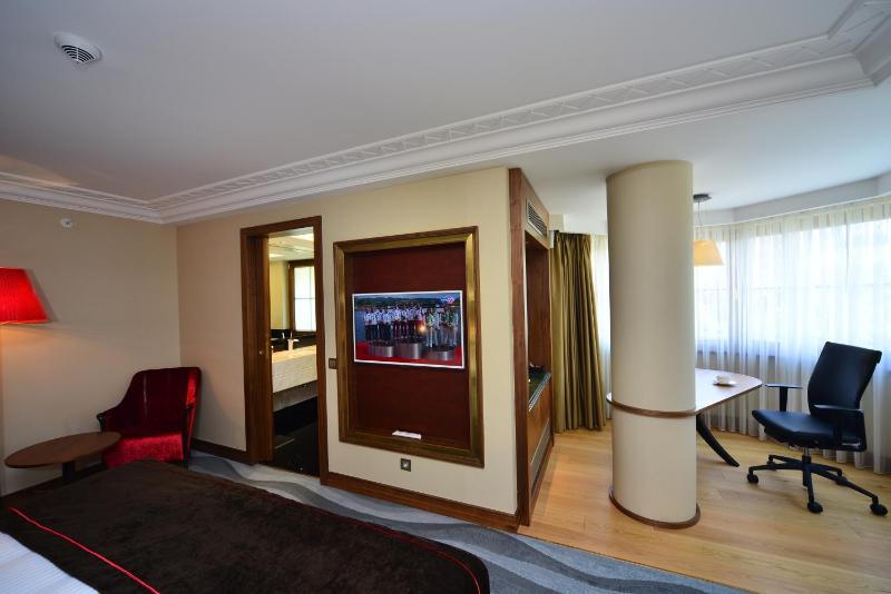 Executive Deluxe King Room image 4