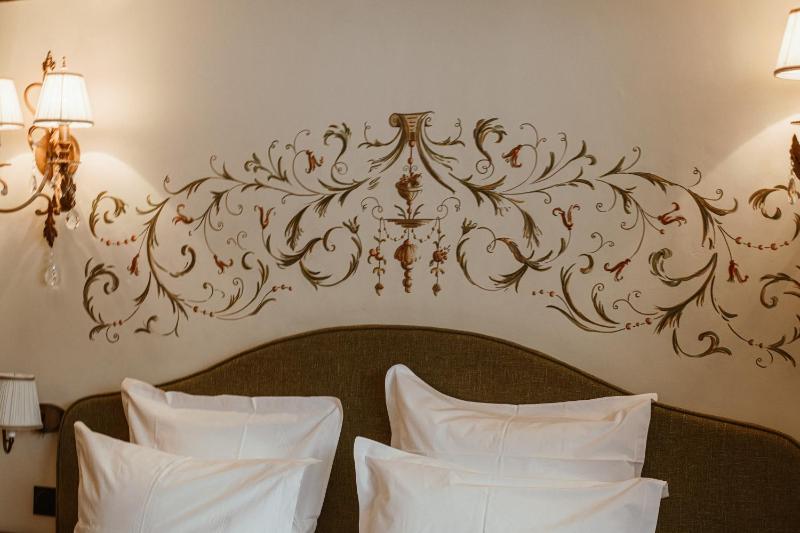 Small Classic room with balcony image 4