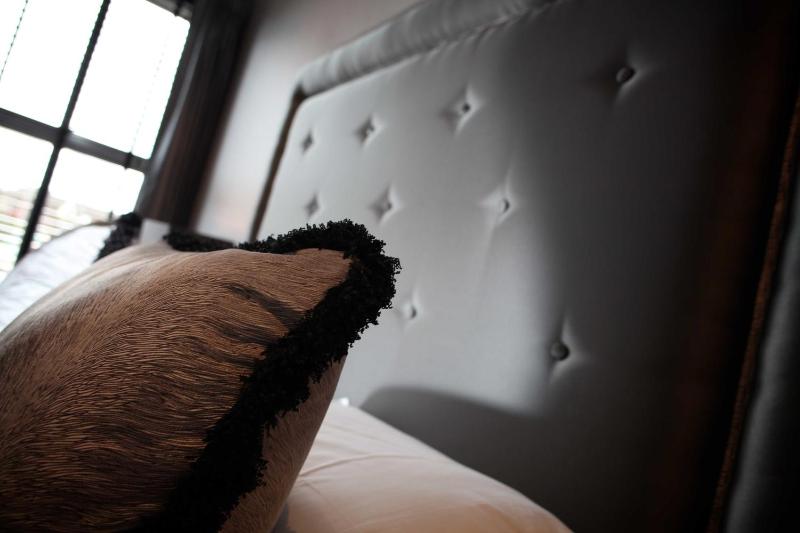 Deluxe King Room image 3