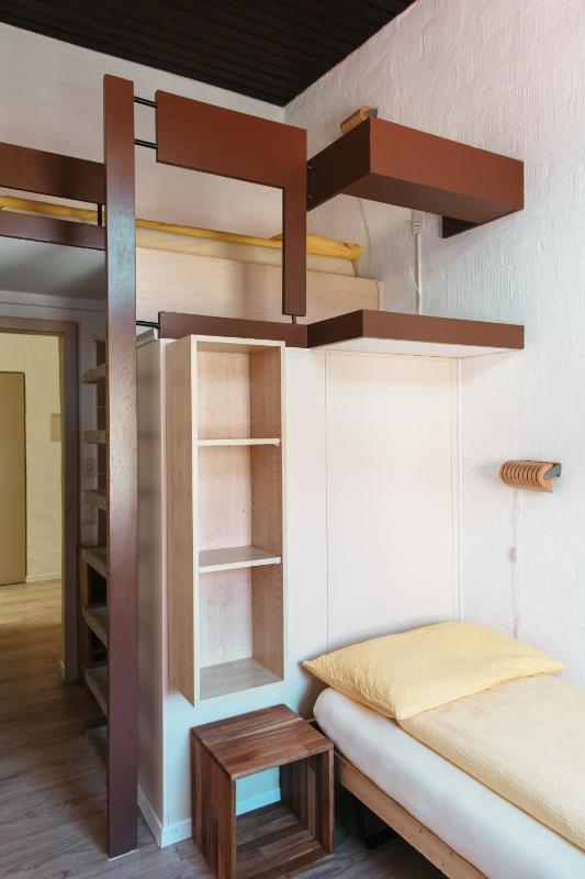 Twin Room with Shared Toilet image 1