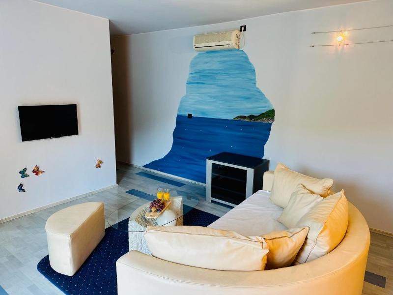 Private Entrance - One-Bedroom Apartment with Terrace and Sea View image 3