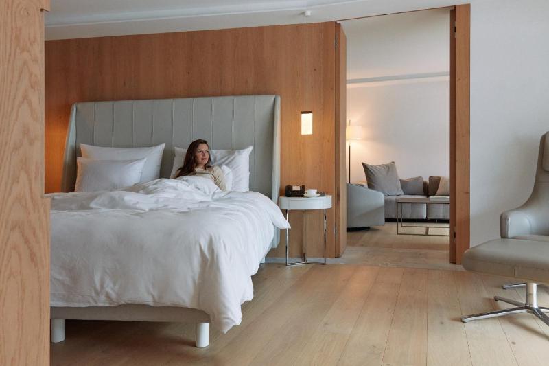 King Suite with Balcony image 3