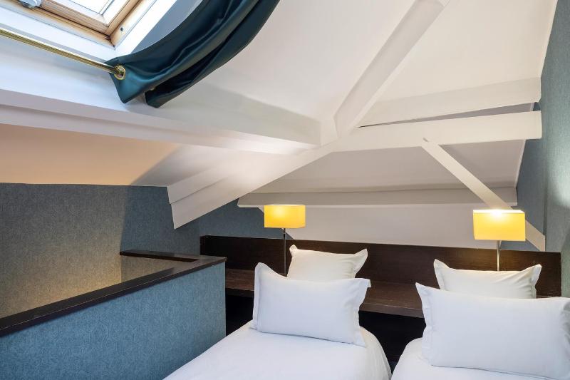 Family King Room with Queen Bed image 1