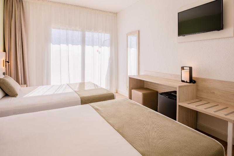 Twin Room image 4