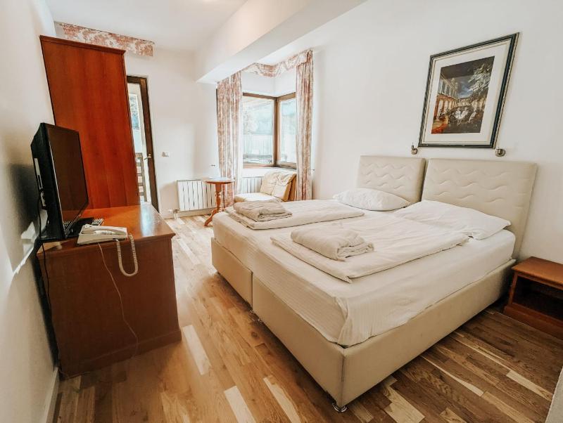 Superior King Room image 3