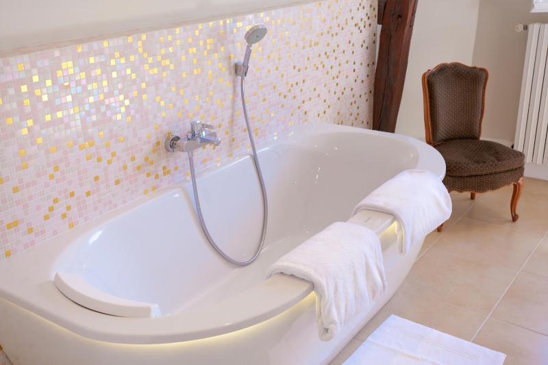 Deluxe Double Room with Bath image 1