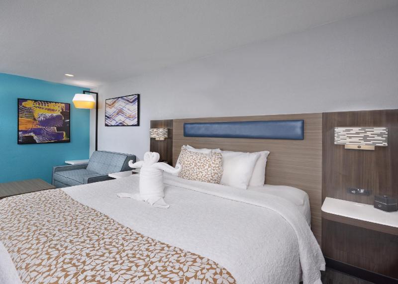 King Suite - Non-Smoking