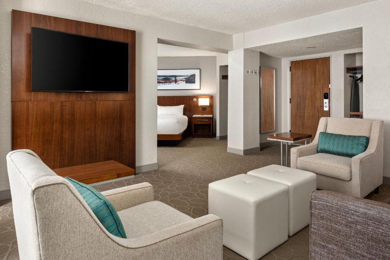 Executive King, Larger Guest room, 1 King, Sofa bed image 1