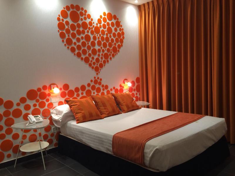 Deluxe Double or Twin Room image 3