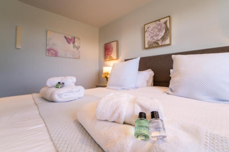Deluxe Double Room with Shower image 3