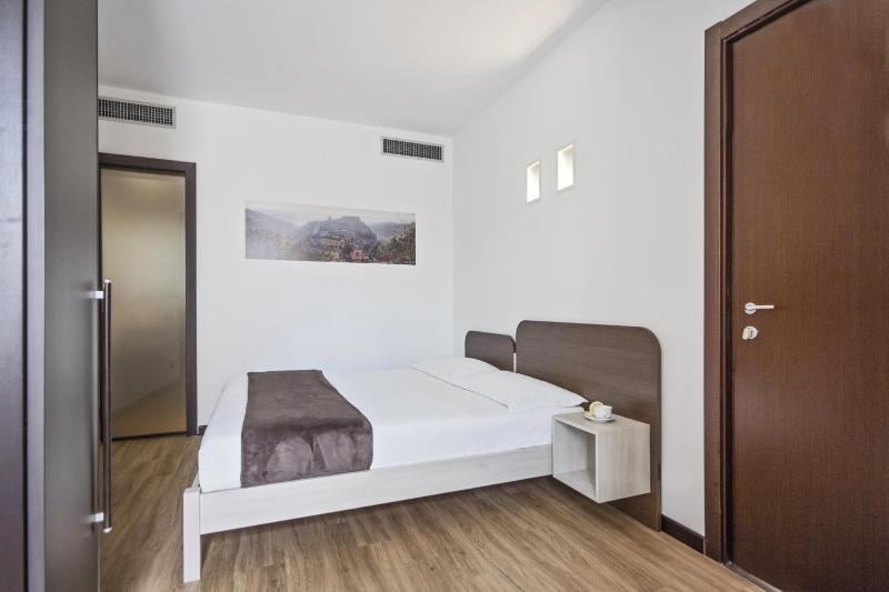 Classic Double or Twin Room image 4