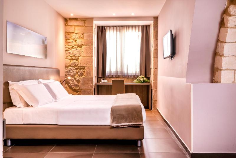 Classic Double or Twin Room image 3
