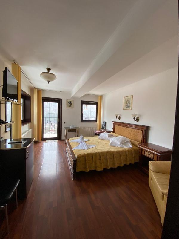 Double Room image 4