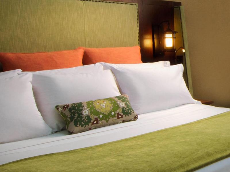 Club Floor Room - One King Bed image 3