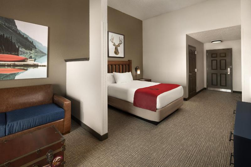 Deluxe Queen Suite image 3
