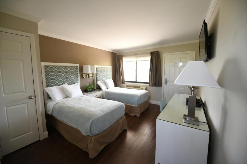 Twin Room with Balcony image 3