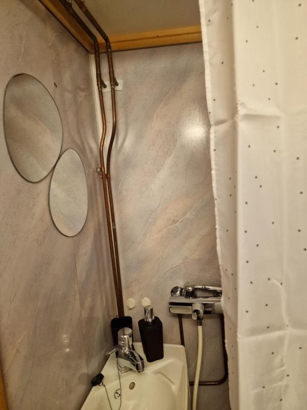 Twin Room with Bathroom image 4